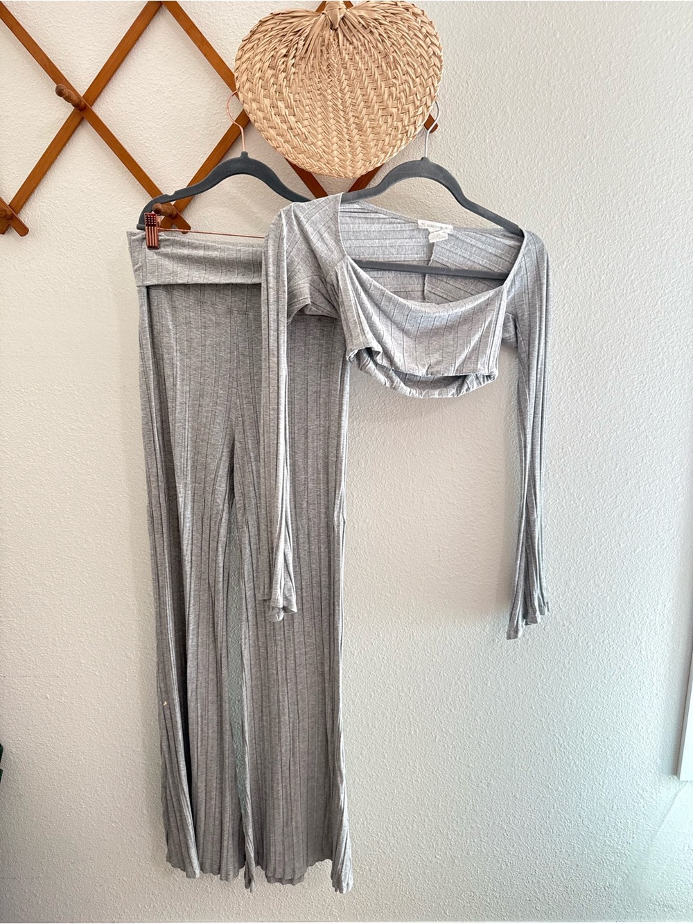 Dorothy Blue Ribbed Knit Top & Pants Set — Light Gray